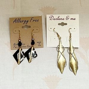 Bundle of 2 new dangling earrings